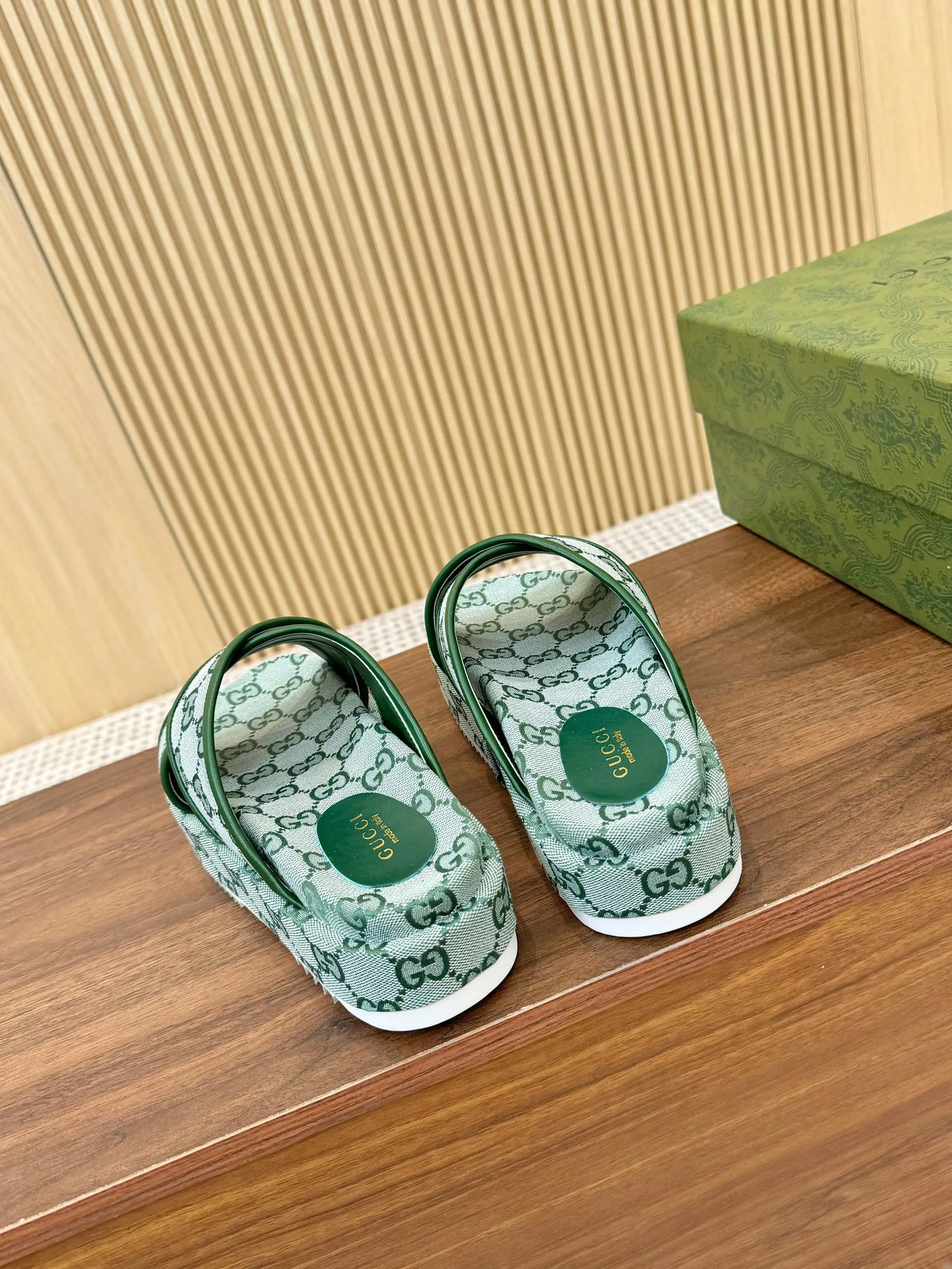 👟👟Ex-factory price 400👟👟 Shipped all year round, Gucci's latest limited edition thick-soled slippers. Top quality for sale. Purchase genuine product for development. The material and workmanship are consistent with the original. Upper: original special printing process. Lining: dyed sheepskin. Outsole: Italian private model outsole. Size: 35-43M standard size. 41, 42, 43 are also customized and cannot be returned. Sole thickness: 5.5cm. Forefoot 4cm.
